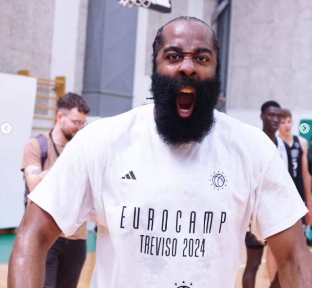 随后,哈登坐起来,笑容满面,与同行的美女挥手向岸上的人打招呼.