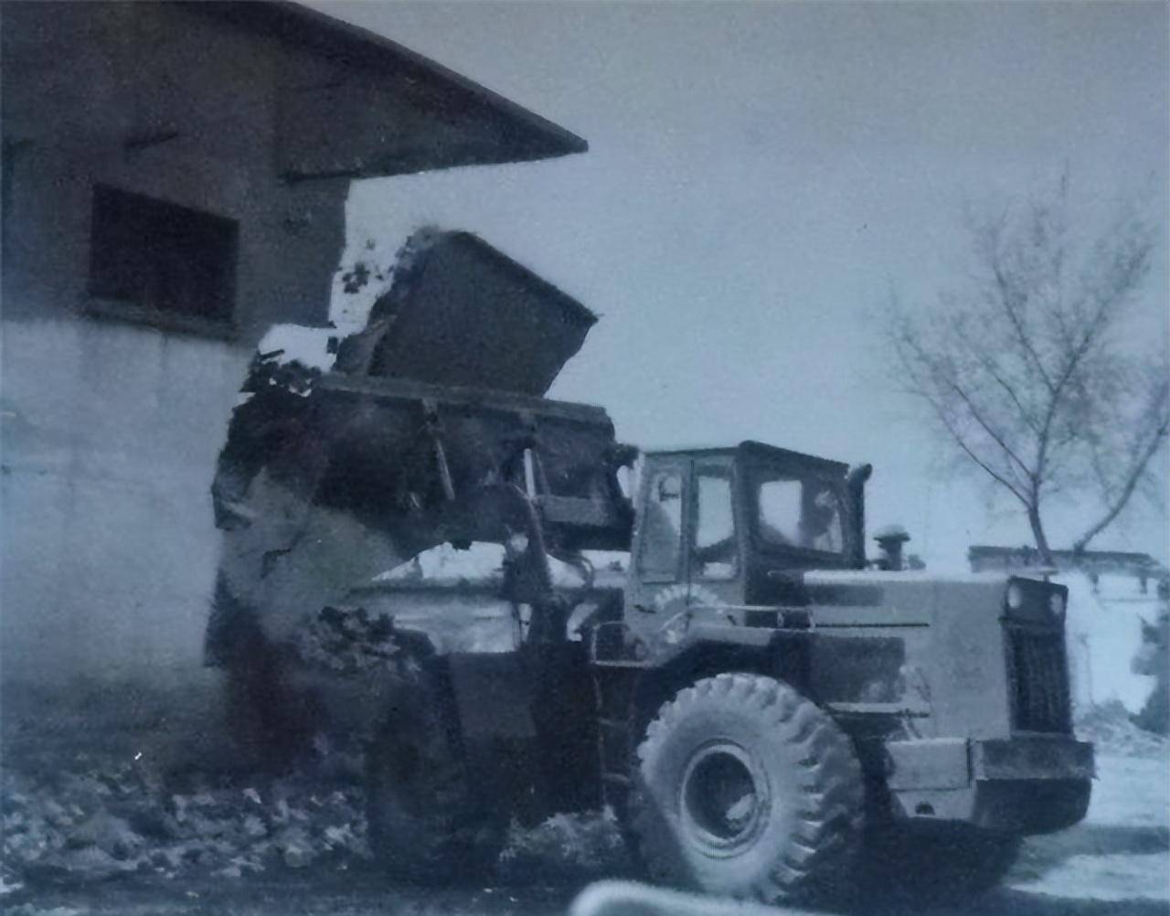正在他们疑惑时,一位年迈的老工人颤颤巍巍地说了句:"莫不是21年前