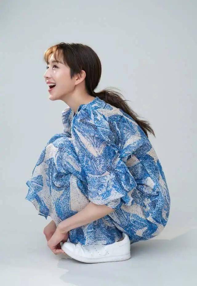 才情与颜值双爆表,张钧甯的最新写真,直击心灵:这世界,她独领风骚!