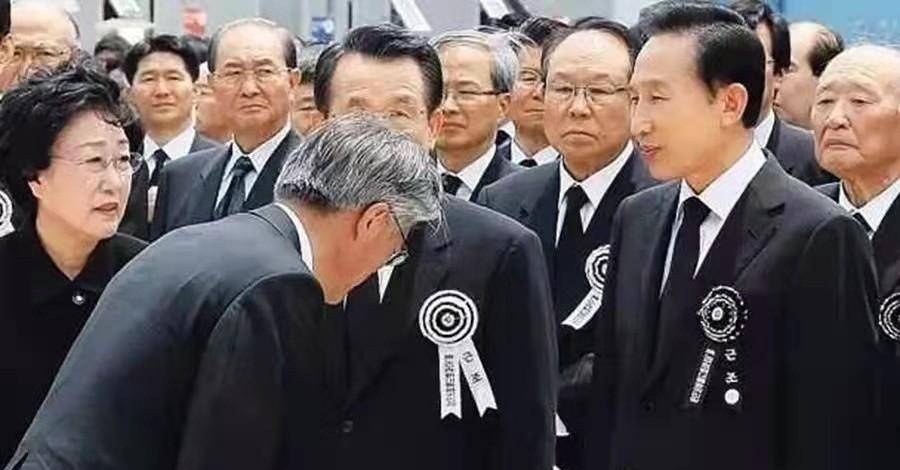 文在寅的复仇:大哥卢武铉跳崖明志后,他在墓碑上默默刻了4个字