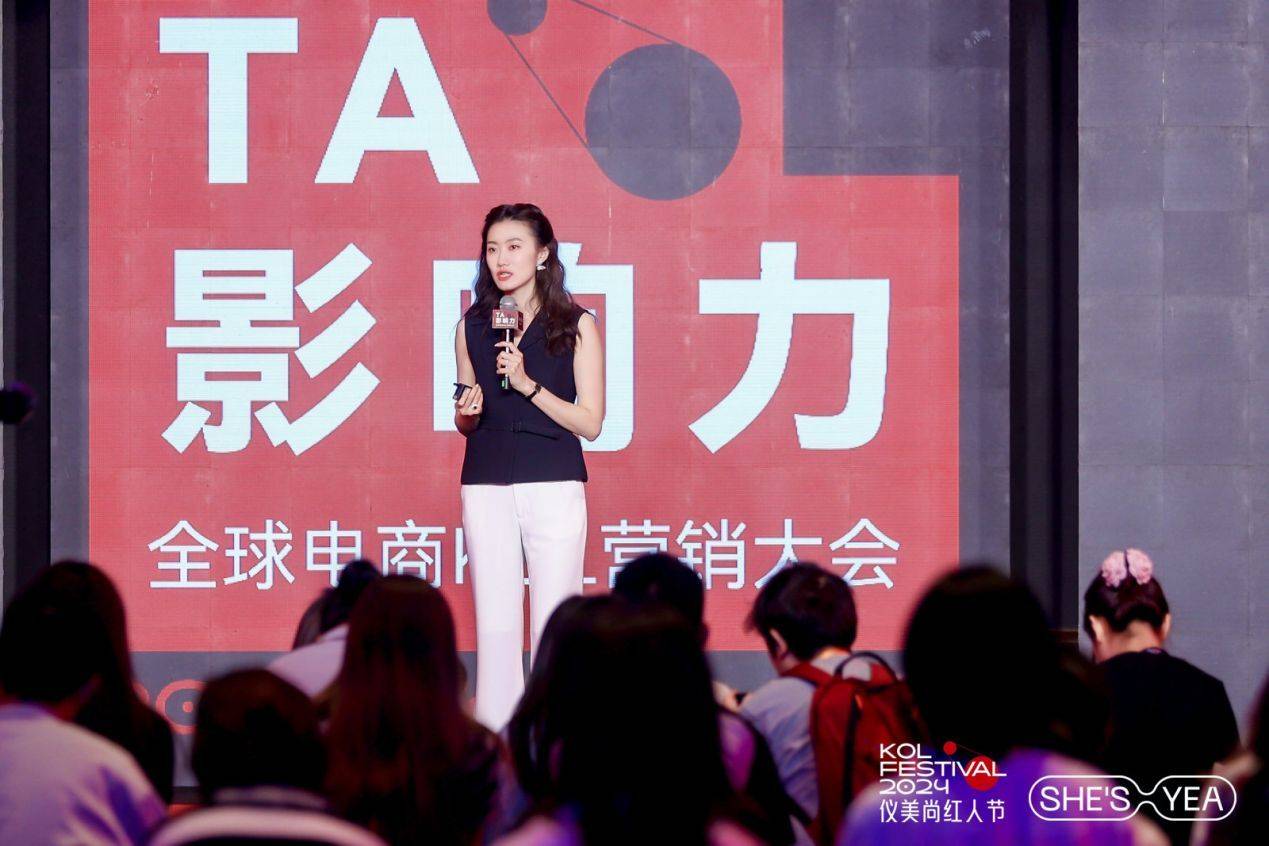 她出版的《人生效率手册》销量过百万册;由其发起的"早起"微博话题,也