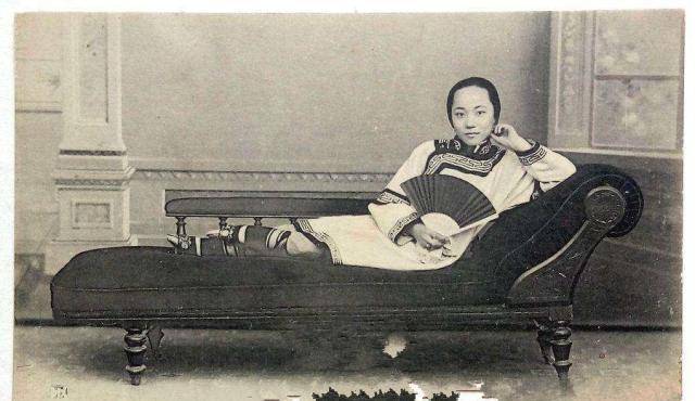 当纪晓岚向妻子讲到这里,叹息如果当初自己早把这件事情告诉玉姑,那么