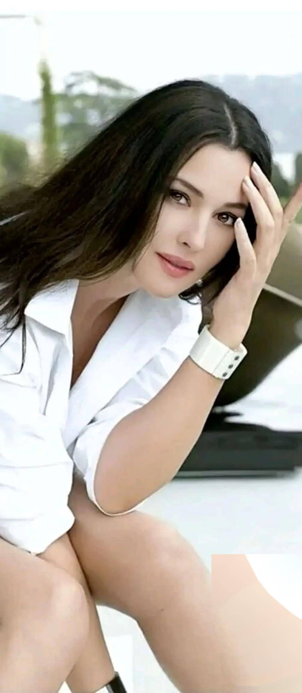 才华与美貌莫妮卡贝鲁奇,写真集展现女神的绝美身材与内在魅力!