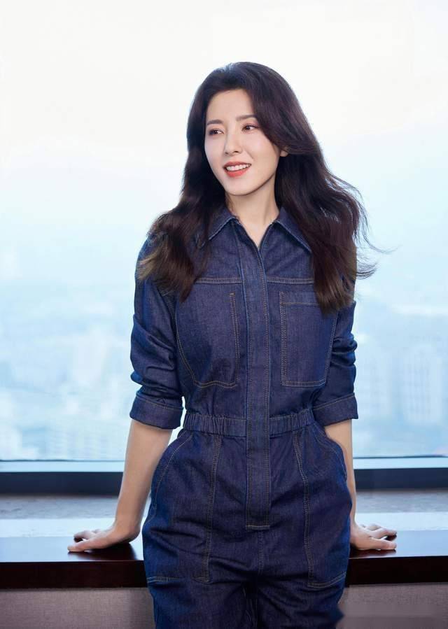 「姨圈顶流」曾黎,美貌与才华的完美融合,这谁顶得住的女神写真赏