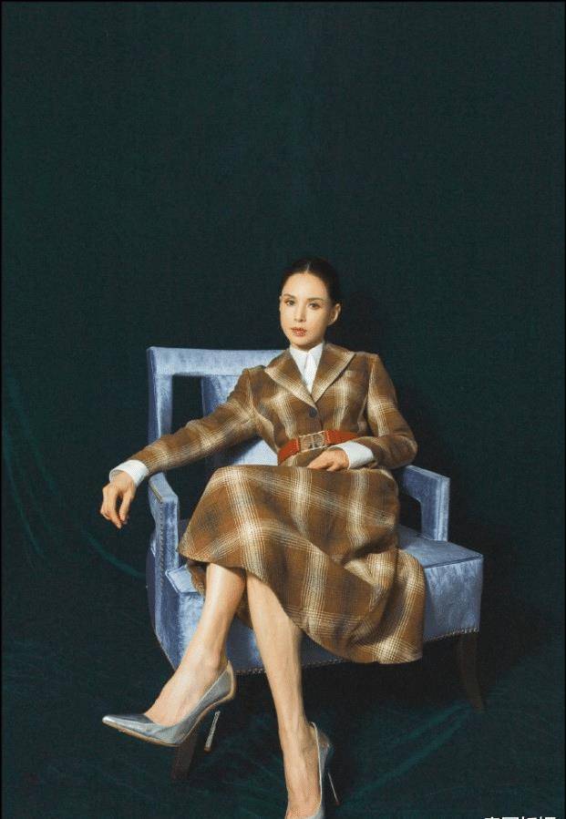 李若彤晒写真知性优雅,回应与富商恋情:放下才能