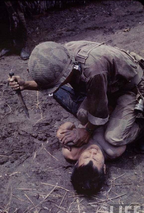 期间南越士兵残忍逼供越共俘虏的真实场景_间谍_拉里·伯罗斯_战争