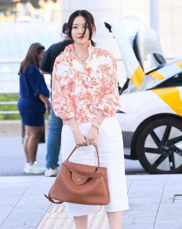 李英爱亮相法国lv活动,冰美人气场十足,超越同龄女性