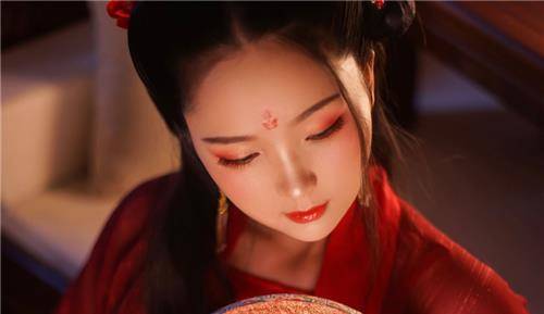 喜欢汉服的朋友应该知道,汉服的种类繁多,有襦裙,深衣,直缀,罩衫,短褐