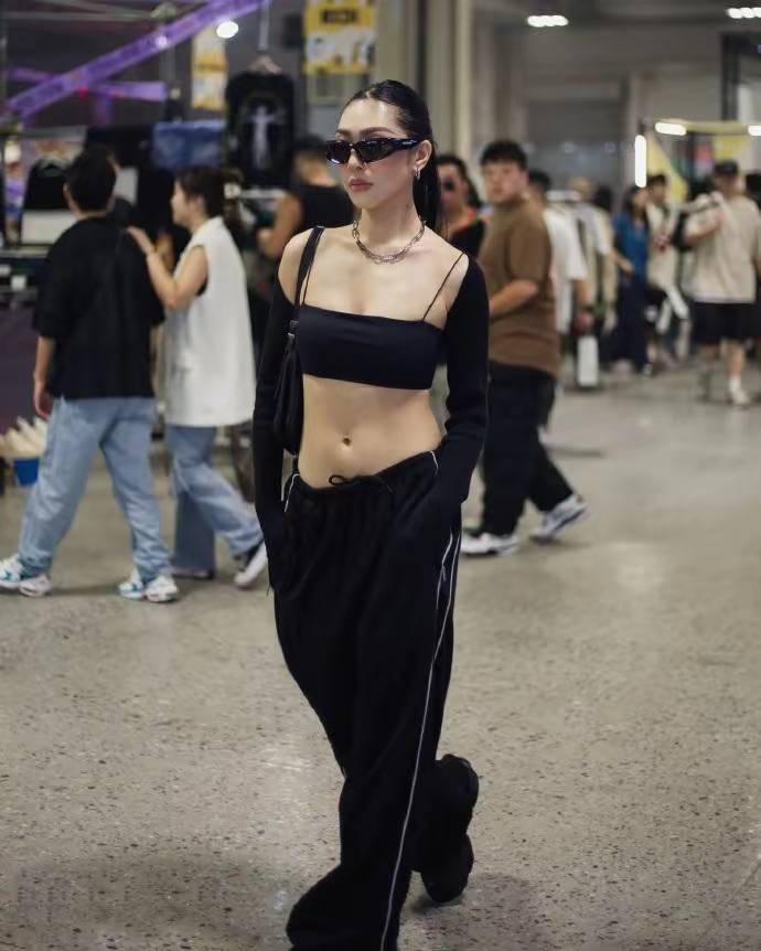 台湾省女生太敢穿了，上半身露肚脐下半身露内衣。既性感又豪放。真的很抢眼！