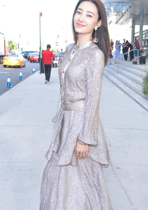 气质美女王丽坤,身穿灰色长裙十分优雅,真的是美若天仙!