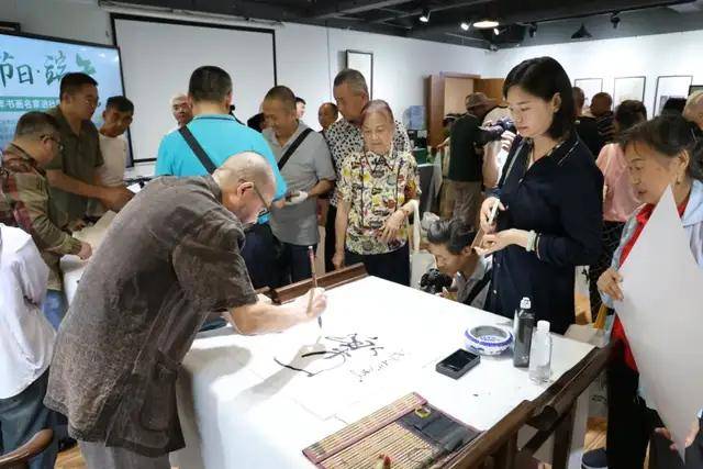 成都市成华区文化馆接连举办我们的节日·端午——书画名家进社区活动