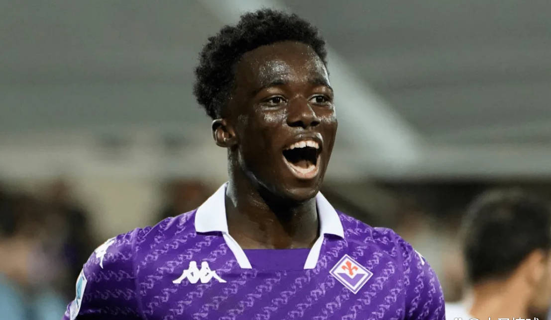 球员是巴洛特利,他在2010年效力于国际米兰和曼城时荣膺此项殊荣