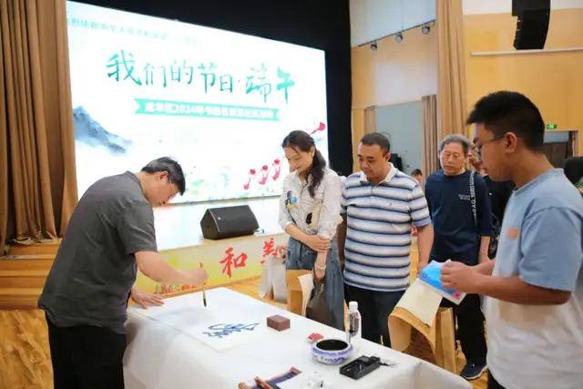 成都市成华区文化馆接连举办我们的节日·端午——书画名家进社区活动