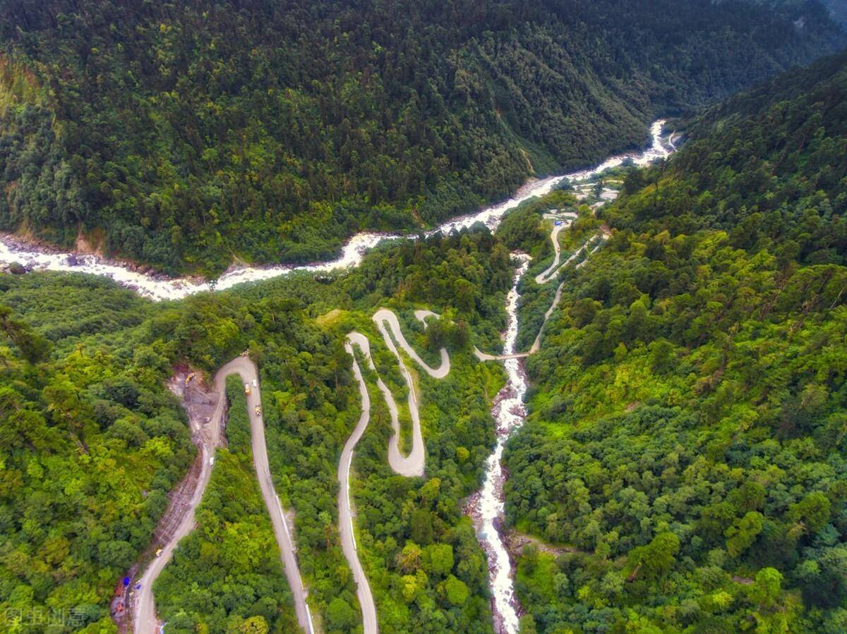 派墨公路很早之前就是西藏最原始的徒步路线,虽然很难修,但路边的风景