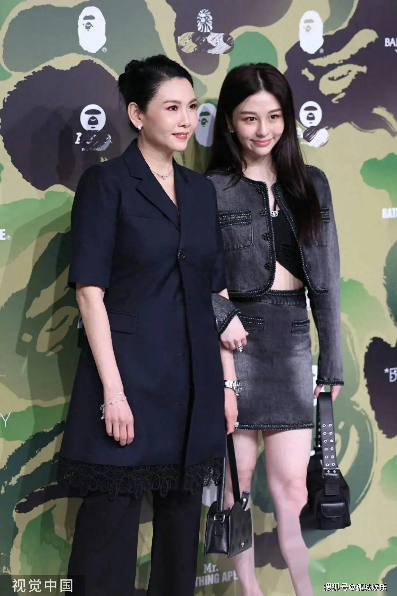 邱淑贞和女儿沈月同框,邱淑贞紧张了!沈月走秀,何超欣台下看秀