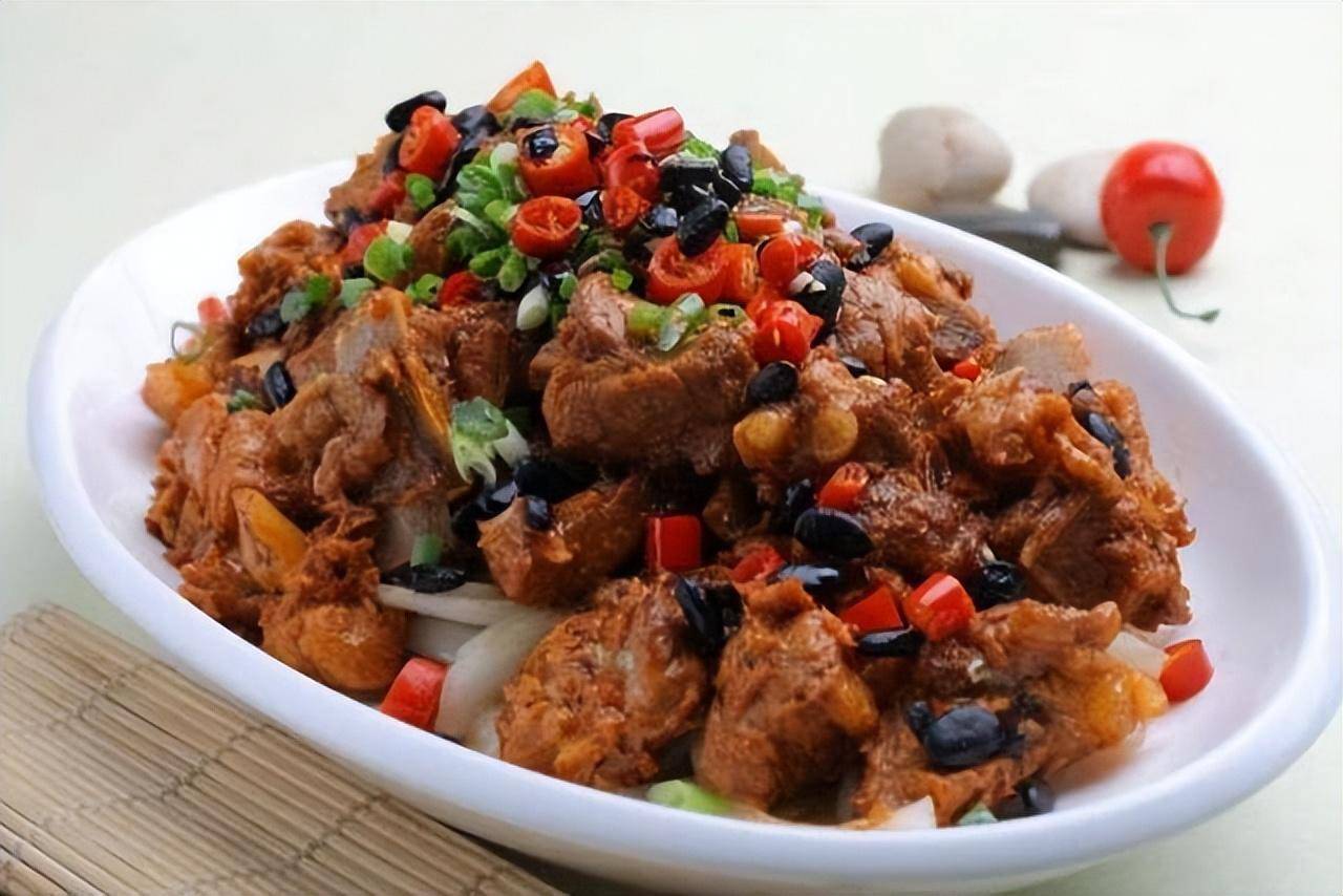 (喜欢吃蒜的可将几粒大蒜子剁碎一起拌入)做法:1.