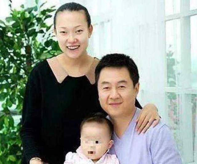 63岁施之皓现状:赴巴新交流指导,二婚娶弟子李楠