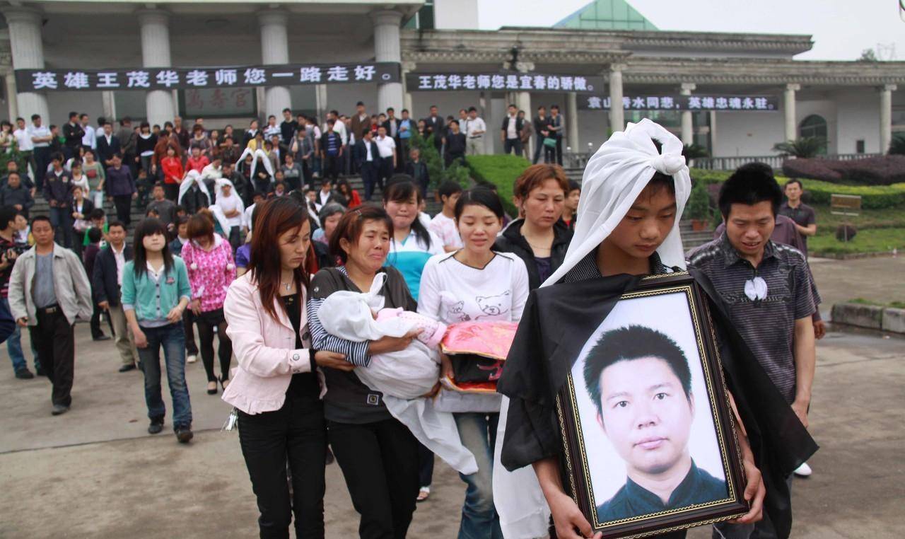 心碎!烈士遗体告别式现场,英雄走好,祖国人民永远铭记你们