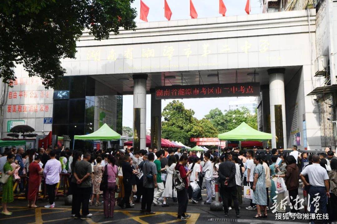 湘潭高考首日!考场外的一幕幕….