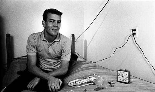 狗可以143小时不睡觉,人能撑多久?美国一明星用"命"得出结论