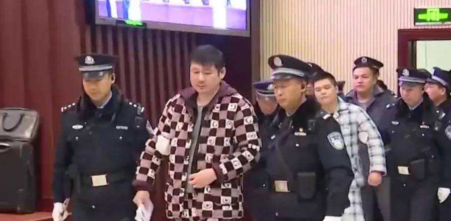 湖南文三爷覆灭记:一张银行卡流水六七十亿,2000万买通协警逃狱