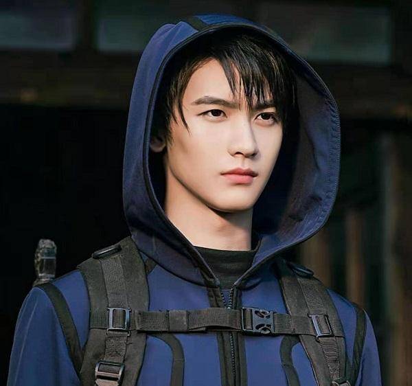 小哥张起灵扮演者黄俊捷恋情曝光?与一女子牵手逛街,还甜蜜用餐