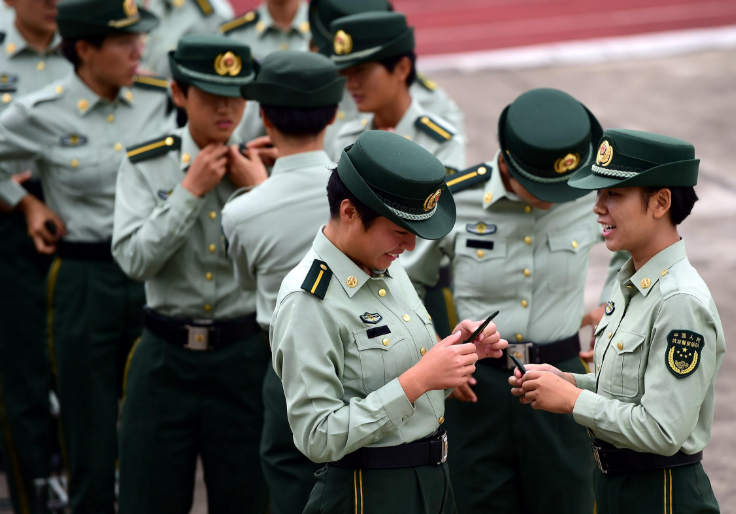 有1项特殊检查,为避免不便需男女分开,由女教官查看_的要求_体重_女兵