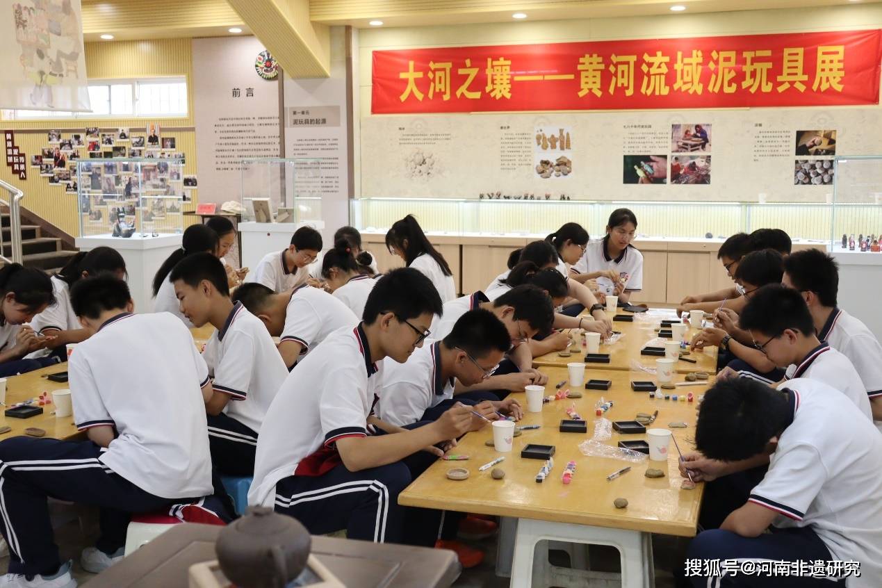 鱼跃黄河梦成真 非遗启航照未来——七十三中学子塑"鱼化龙"为高考