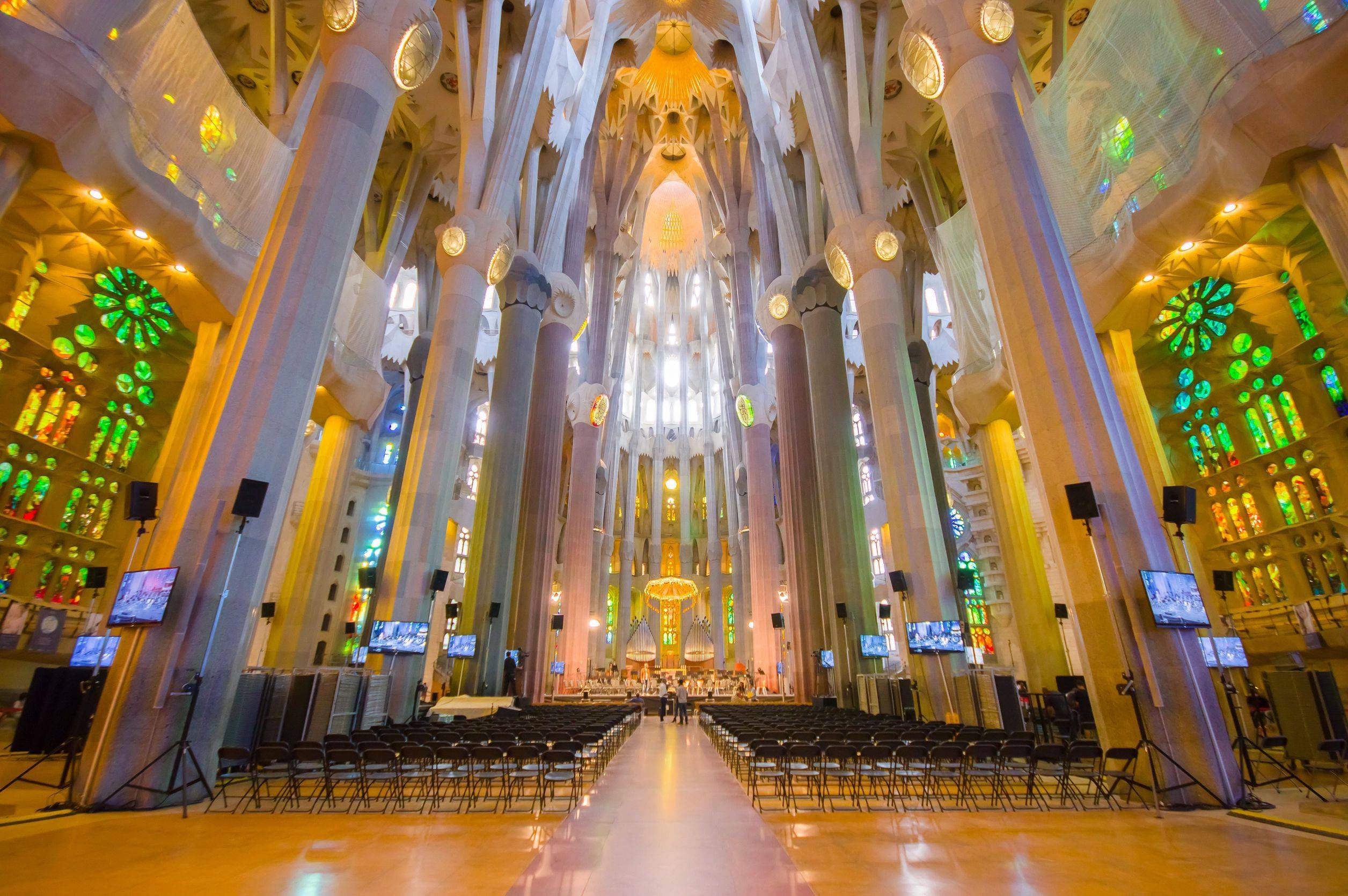 奎尔公园(park güell)这座高迪的又一杰作充满了童话般的色彩和奇异