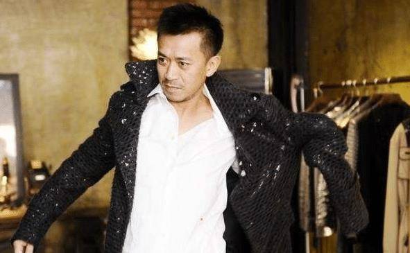 长相时尚稳重的王学兵,如今是一名优秀演员,出演了很多作品