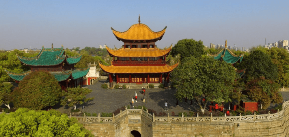 半山谁引羽人稠,化蟒为龙有鹤楼.