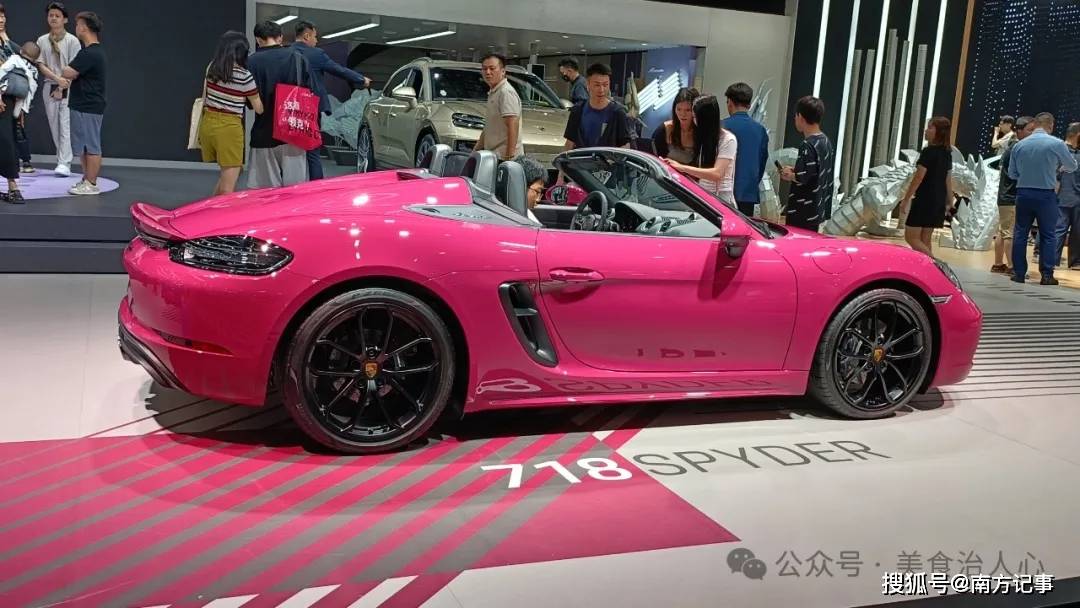 这个企业的创始人说过,业绩好的员工就能分一辆这样粉色的跑车,然后就