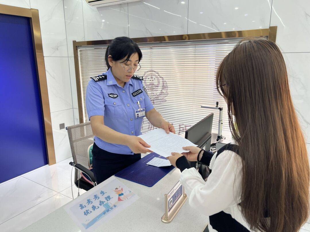 面对考生花式意外 看冰城民警巧妙化解