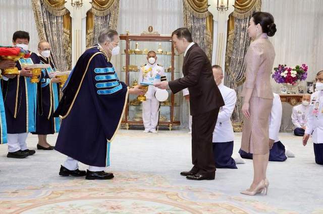 苏提达王后容光焕发,一袭裸色礼服温柔入骨,在外交场合表现完美