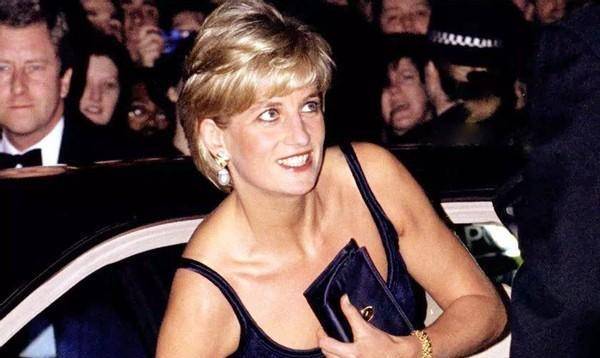 英国戴安娜王妃:一生付出两次真心,结果都成了王室婚姻的牺牲品