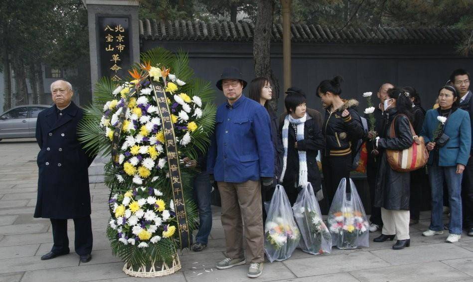 钱学森葬礼:去世次日天降大雪,追悼会规格极高,三军仪仗队抬棺