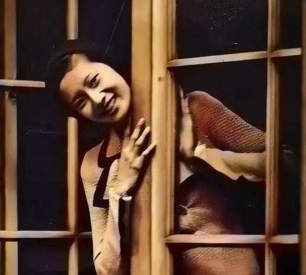 越南末代皇后:生前贵族簇拥,去世2仆人陪伴,丈夫子女均未出席