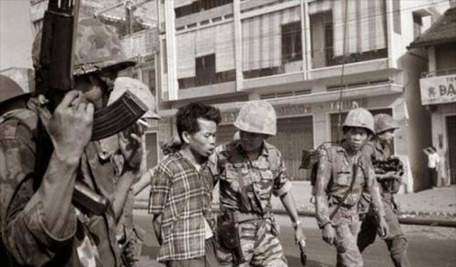 越南西贡枪决照:警察局长当街枪决囚犯,开枪后的结局有多凄惨?