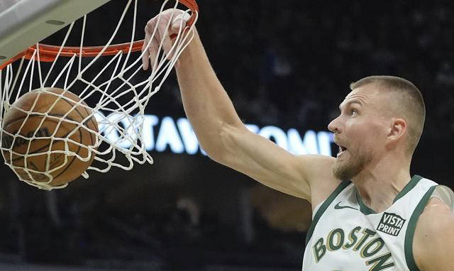 波尔津吉斯与诺维茨基的对决:绿军开局胜利_莱夫利_欧文_霍福德