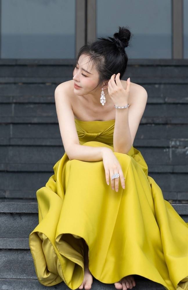 被王石的娇妻田朴珺惊艳到!穿黄色抹胸裙变"水蜜桃",性感又迷人