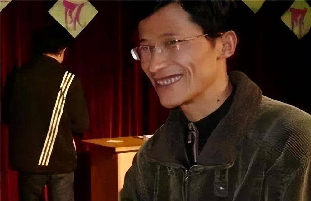 董岗彪与母亲刘秀英俩人以前算是相依为命,家中贫寒,俩人只能居住在一