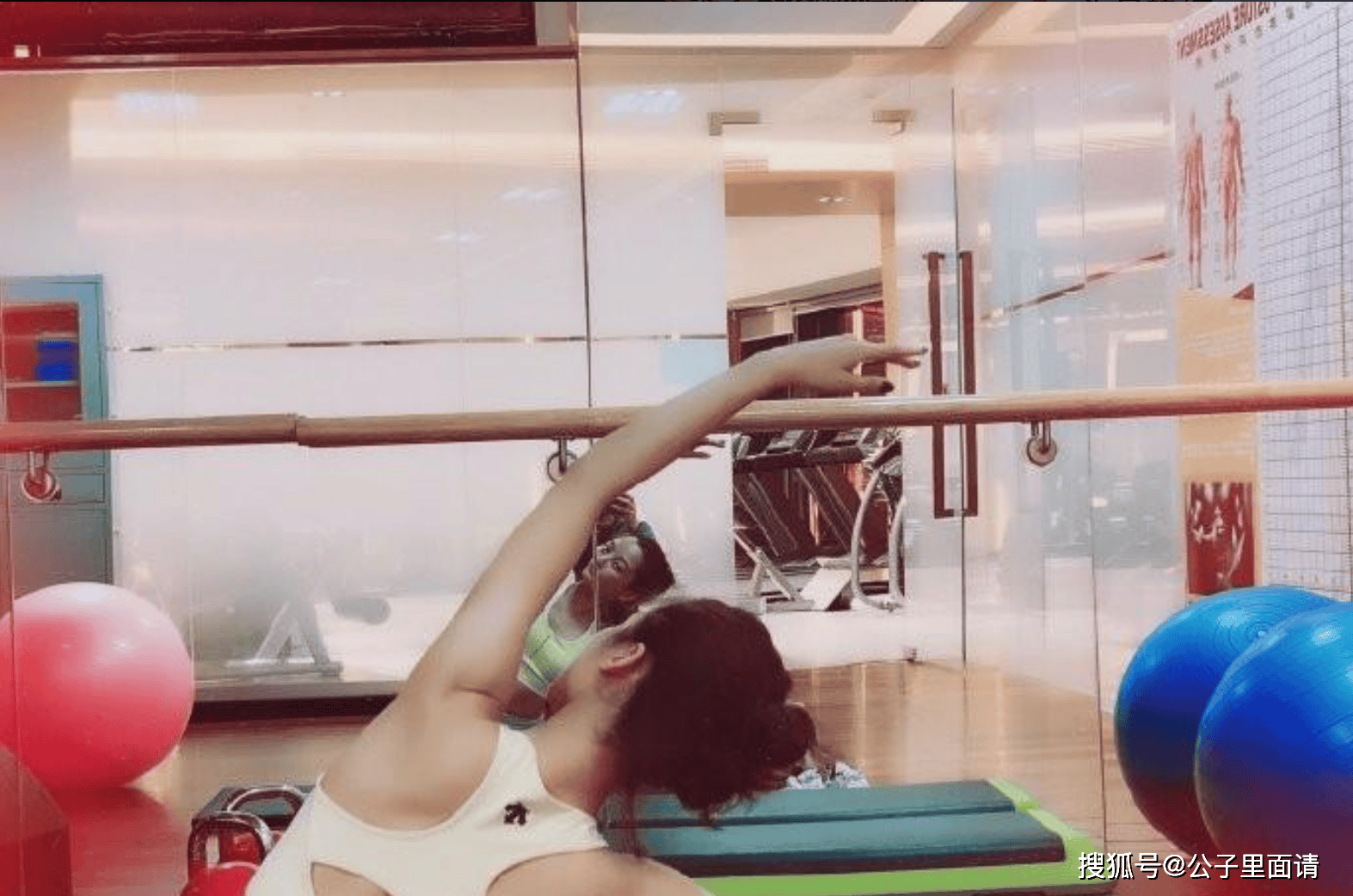 惊艳!38岁辛芷蕾瑜伽照,没有一丝赘肉