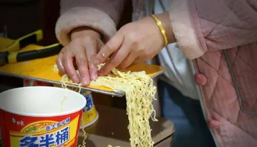 河南版"武则天":把泡面当冠冕,麻袋当龙袍,23家公司上门签约