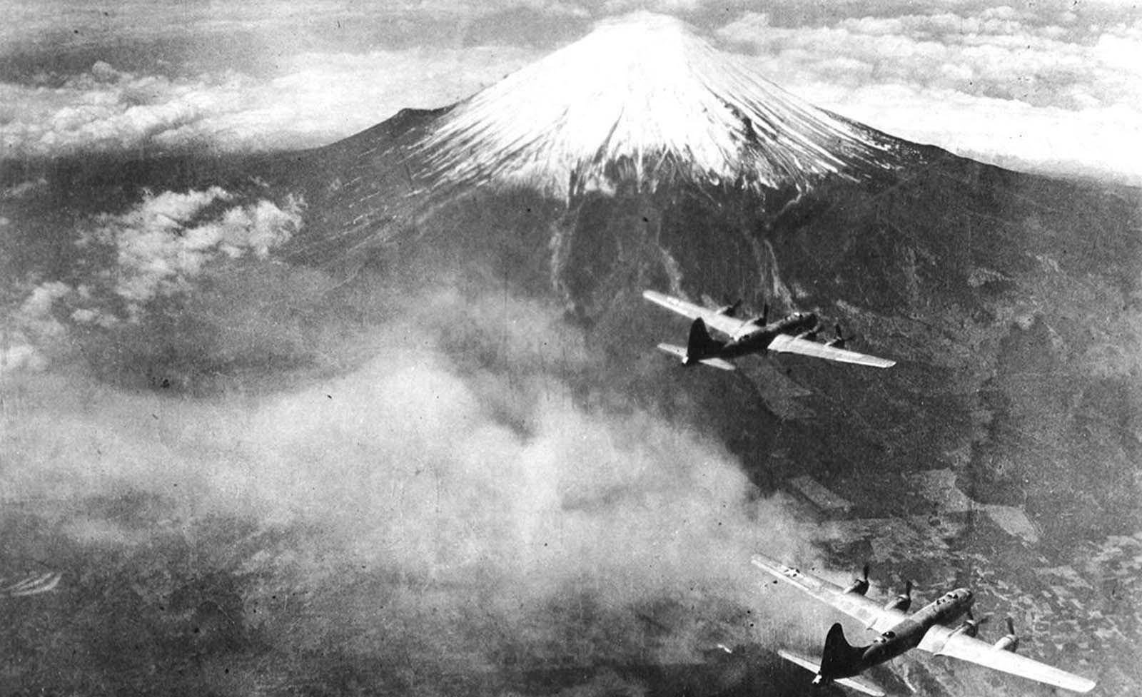1945年,在日本富士山上空,波音b-29第73轰炸机排队而行.