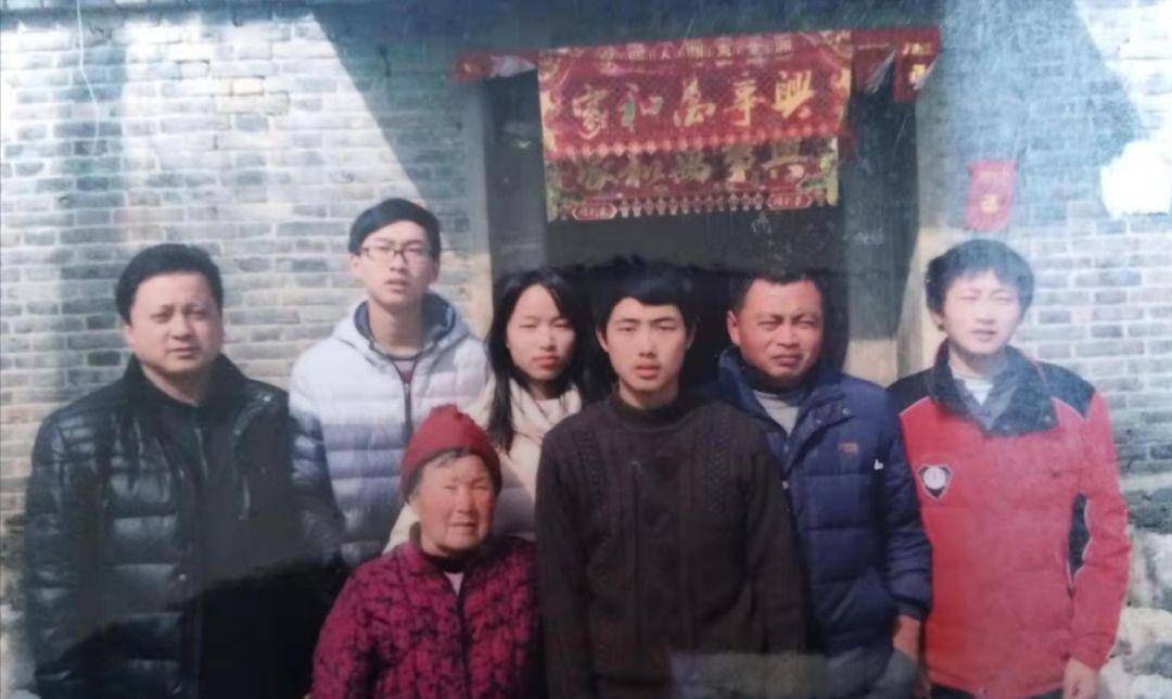 26年前,安徽老妇捡回两个弃婴,辛苦将其养大,最后考上重点大学