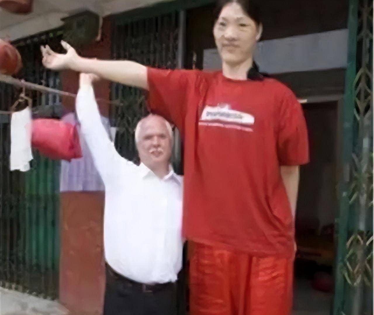 女巨人曾金莲:高2.48米,一顿吃2斤饭,鞋穿60码,遗体至今封存