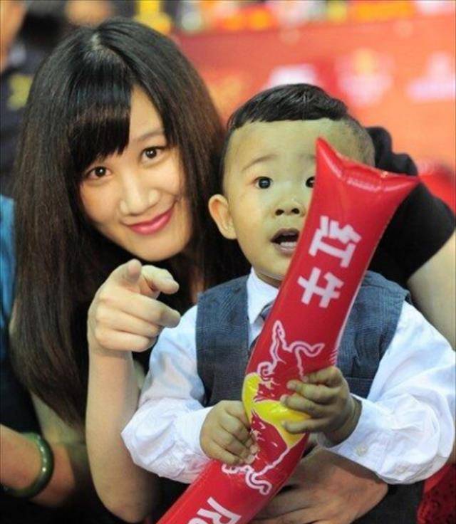 婚后,杜锋参加指导的一些赛事上,马晨菲也会特意带着儿子"虎头"去到
