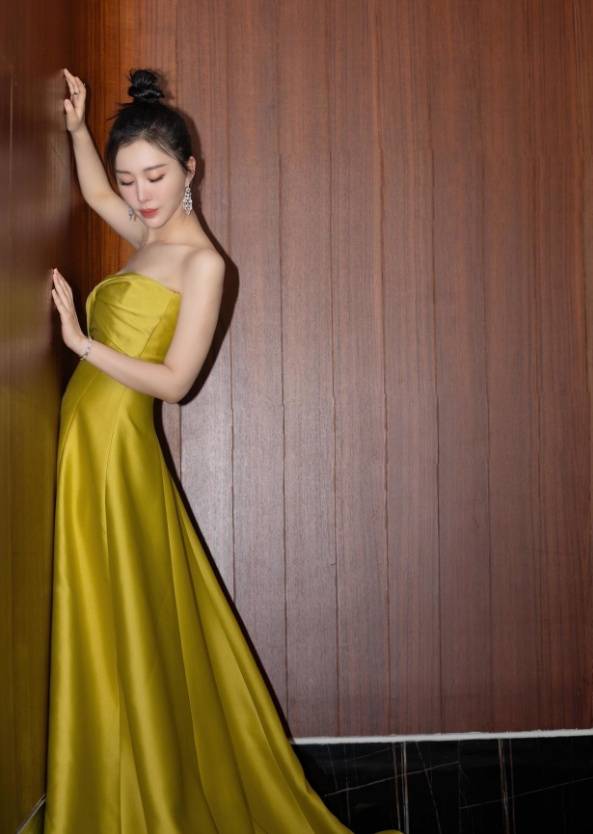 被王石的娇妻田朴珺惊艳到!穿黄色抹胸裙变"水蜜桃",性感又迷人