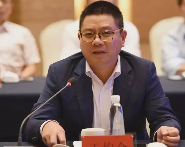 身家195亿的富豪假扮农民工,到工地上班,第一天就差点被开除