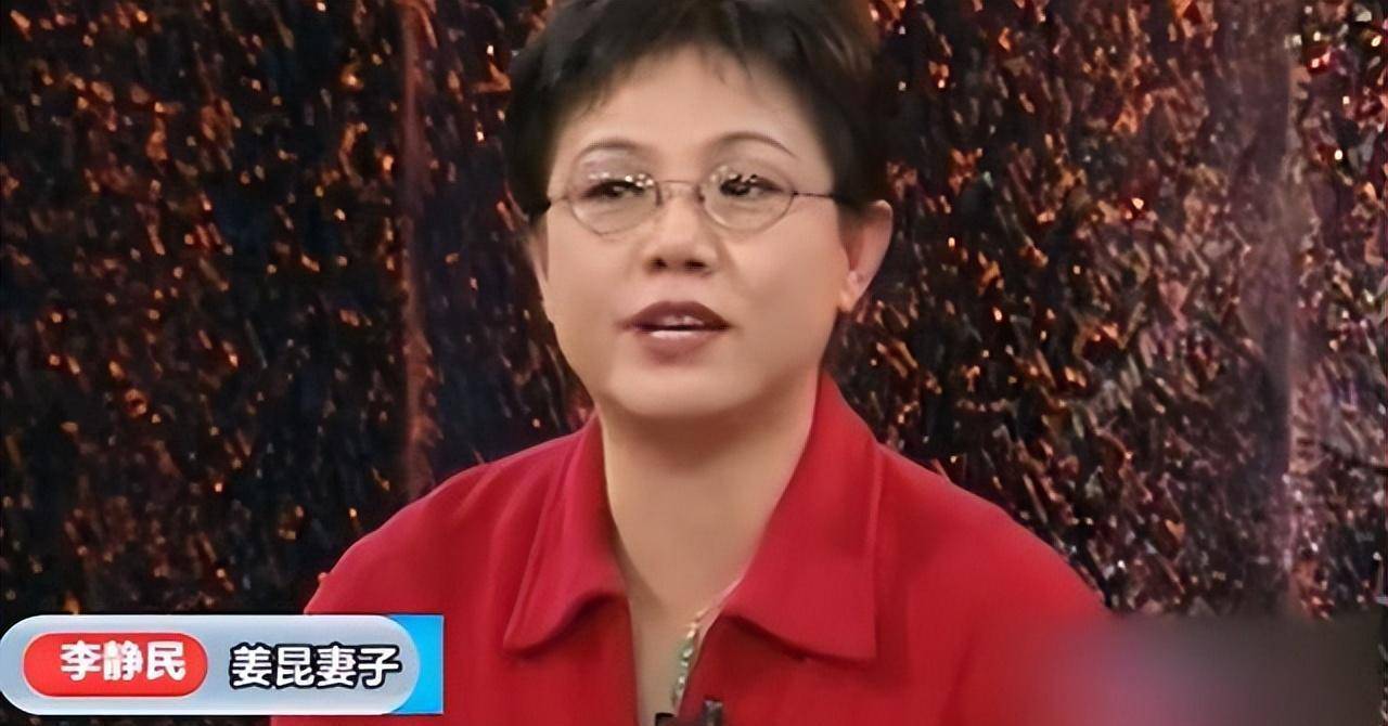 "姜昆按捺住激动的心情,给妻子李静民打过去电话,将照顾谢潭的经历及